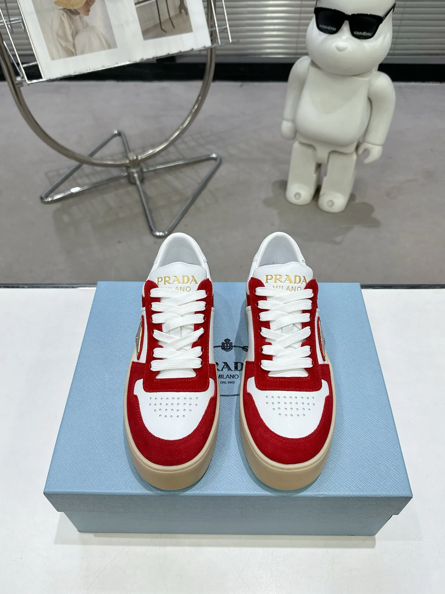 👟👟Ex-factory price 600👟👟 Prada Latest Downtown Bold series Thick-soled Platform Shoes Triangle Logo Casual Sports Shoes White Shoes Original purchase, development and production Downtown Bold sneakers are inspired by the basketball shoes of the 1980s, with sporty design and exquisite details. Crafted from perforated leather, the statement platform sole provides a unique, modern style. The Prada logo is interpreted from different angles, decorated with the iconic enameled triangular metal logo, highlighting the unique classic style. Exquisite packaging at the delivery counter🛍📦 ▪️Fabric: Original custom imported first-layer cowhide ▪️Inner lining: Original imported sheepskin ▪️Outsole: Original open-molded ultra-light foam material ▪️Sole thickness: 4.5CM ▪️Size: Women's 35-40